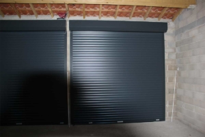 Porte de garage enroulable noire
