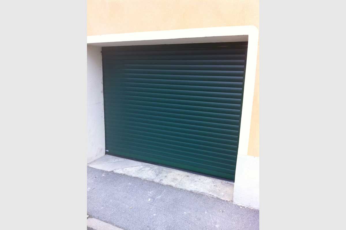 Porte de garage enroulable verte