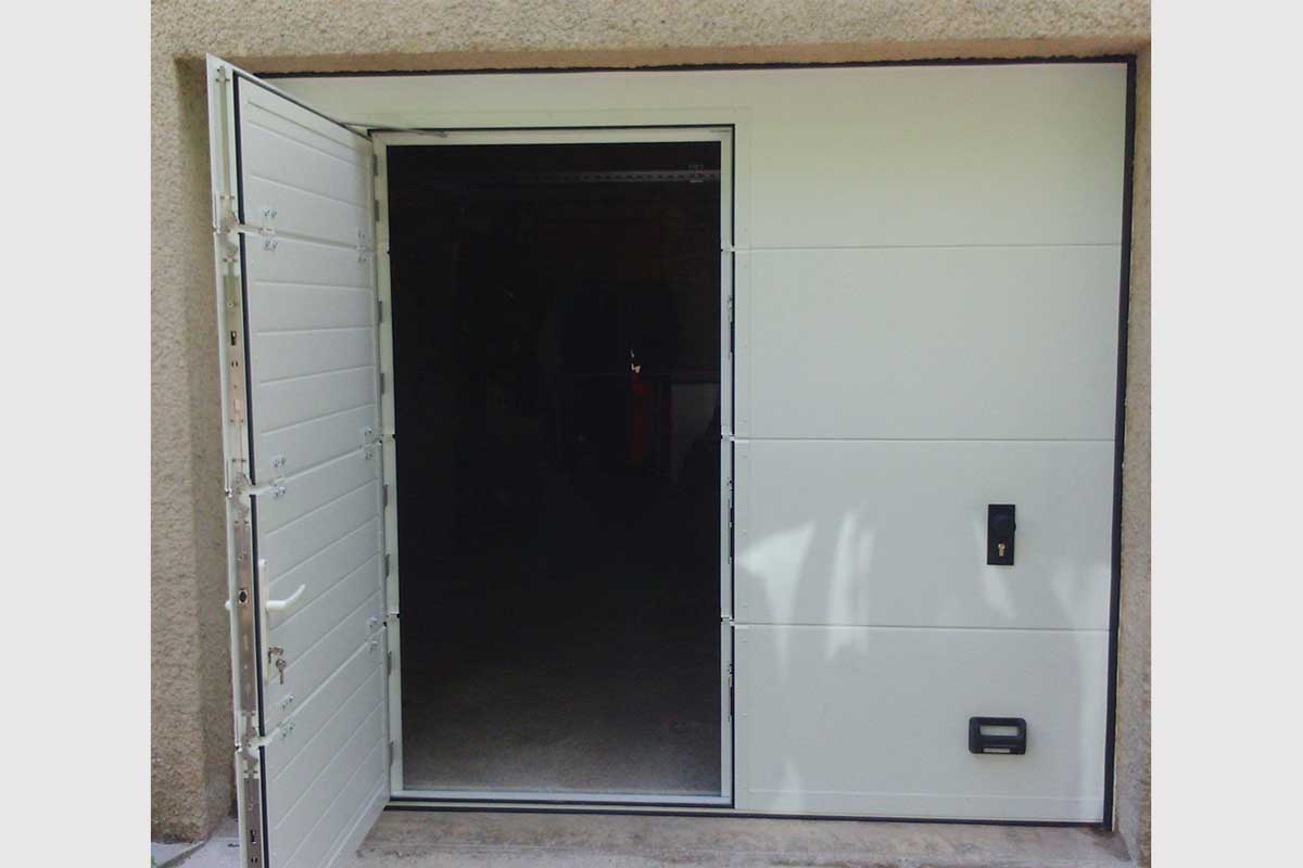 Porte de garage sectionnelle avec portillon ouvert