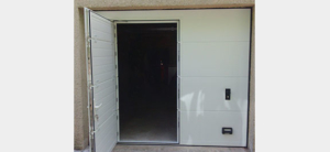 Porte de garage sectionnelle avec portillon ouvert