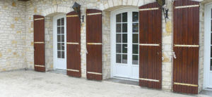 Portes-fenêtres PVC volets bois