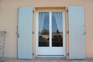 Porte-fenêtre PVC blanc double volets bleus