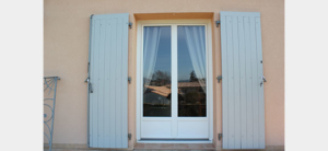 Porte-fenêtre PVC blanc double volets bleus