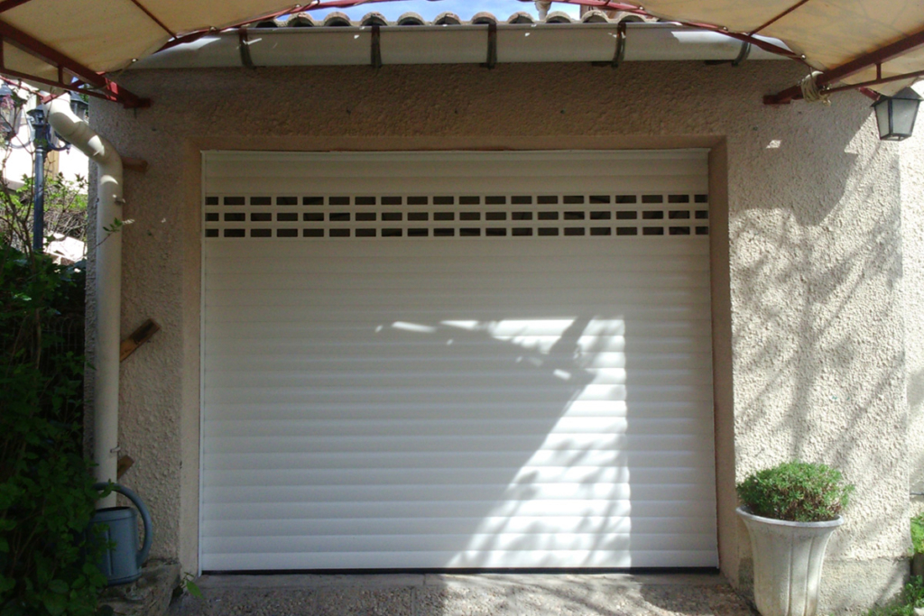 Photo Porte de garage enroulable avec lames hublots