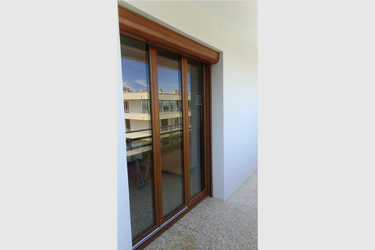 Photo Porte-fenêtre PVC 3 vantaux chêne doré