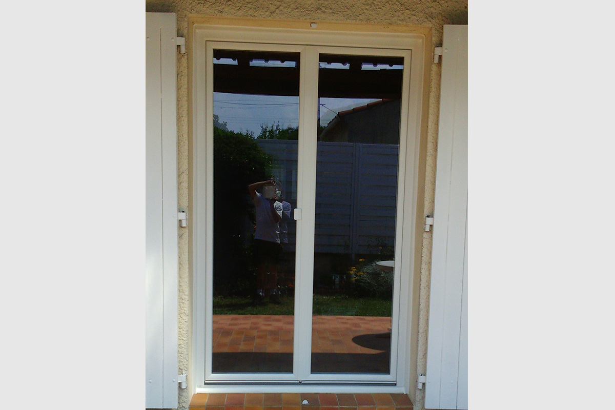 Photo Porte-fenêtre PVC blanc deux vantaux