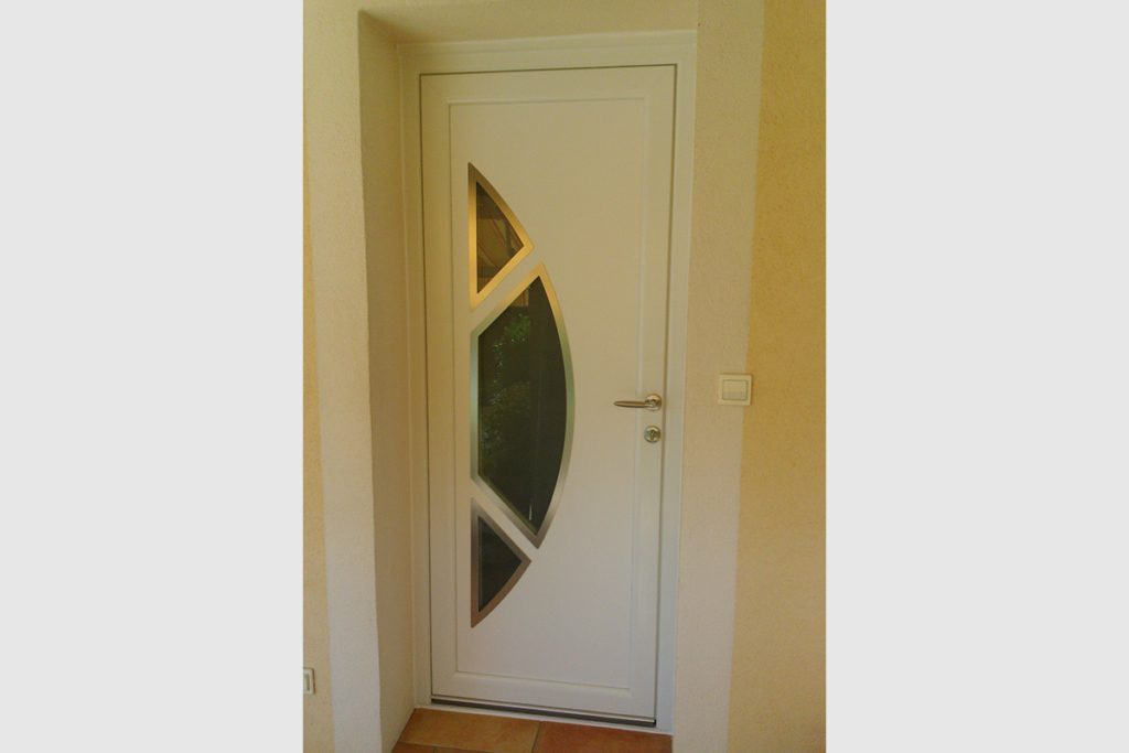 Porte d'entrée blanche PVC avec panneau décor