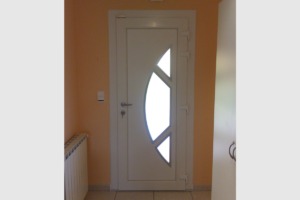 Porte d'entrée blanche PVC avec un panneau décor