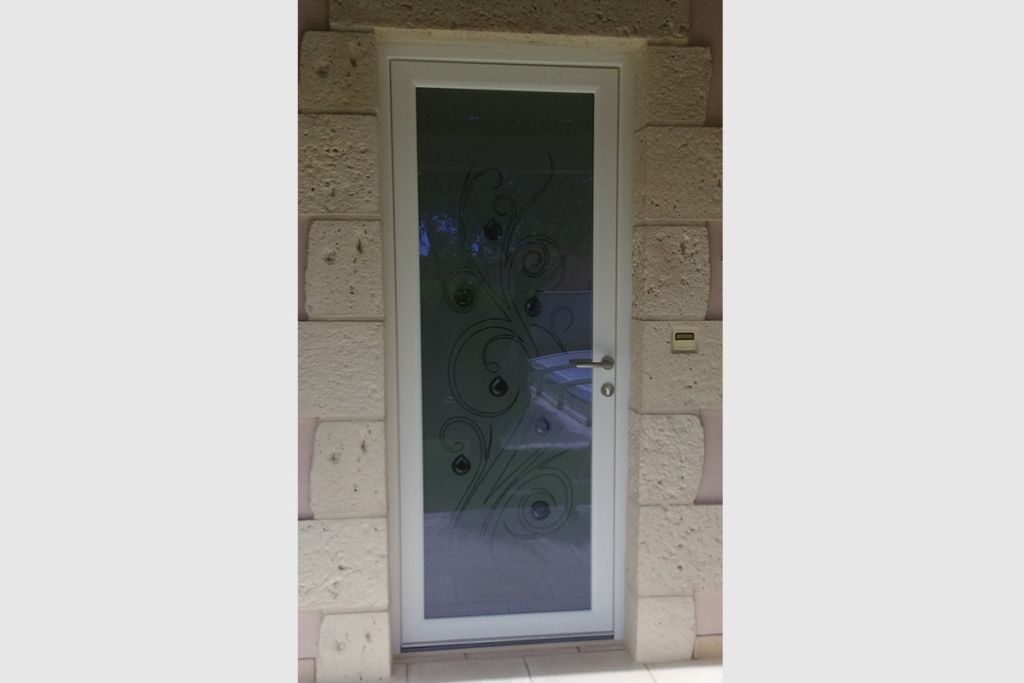 Porte d'entrée PVC avec un vitrage VERRISSIMA