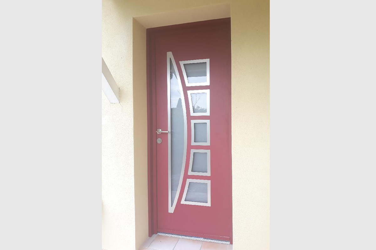 Porte d'entrée en aluminium bicolore rouge basque