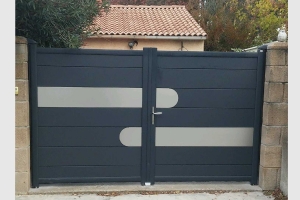 Portail battant en aluminium avec des inserts. Coloris gris anthracite