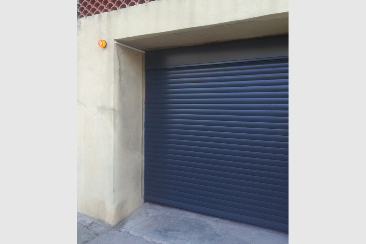Porte de garage enroulable coloris gris anthracite.