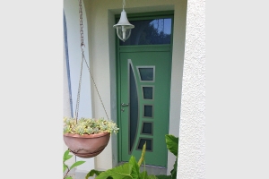 Porte d'entrée en aluminium. Blanche à l'intérieur vert RAL 6021 à l'extérieur. Modèle ENKO.