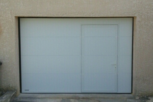 porte-de-garage-sectionnelle-motorisee-avec-portillon