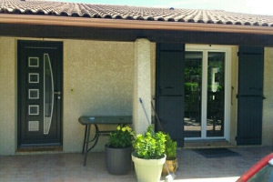 porte-entree-et-volet-battant-en-aluminium-gris-anthracite