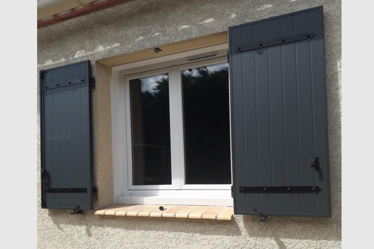 volet-battant-deux-vantaux-aluminium-gris-anthracite