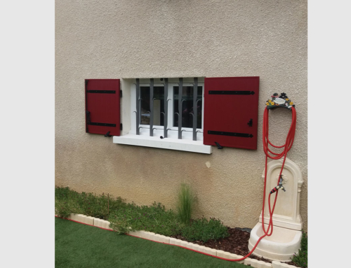 Fenêtre PVC blanche avec volet battant alu rouge