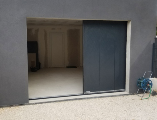 Porte de garage à déplacement latéral gris anthracite