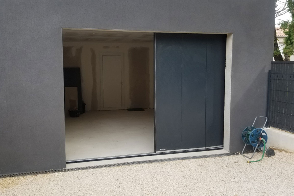 porte-de-garage-a-deplacement-lateral-gris-anthracite