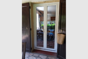 porte-fenetre-pvc-blanc-deux-vantaux