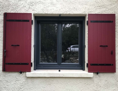 Volet battant aluminium rouge et fenêtre PVC bicolore