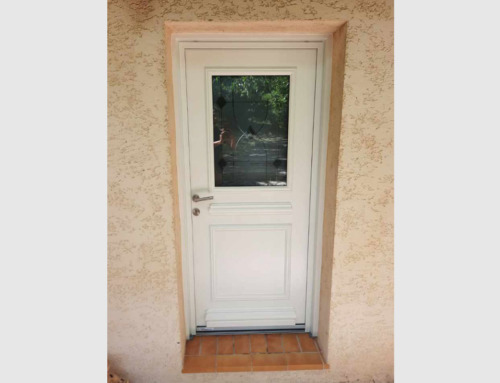 Porte d’entrée en aluminium blanche