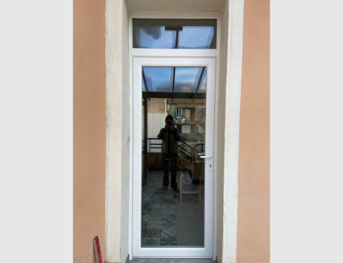 Porte-fenêtre en PVC blanc avec imposte fixe