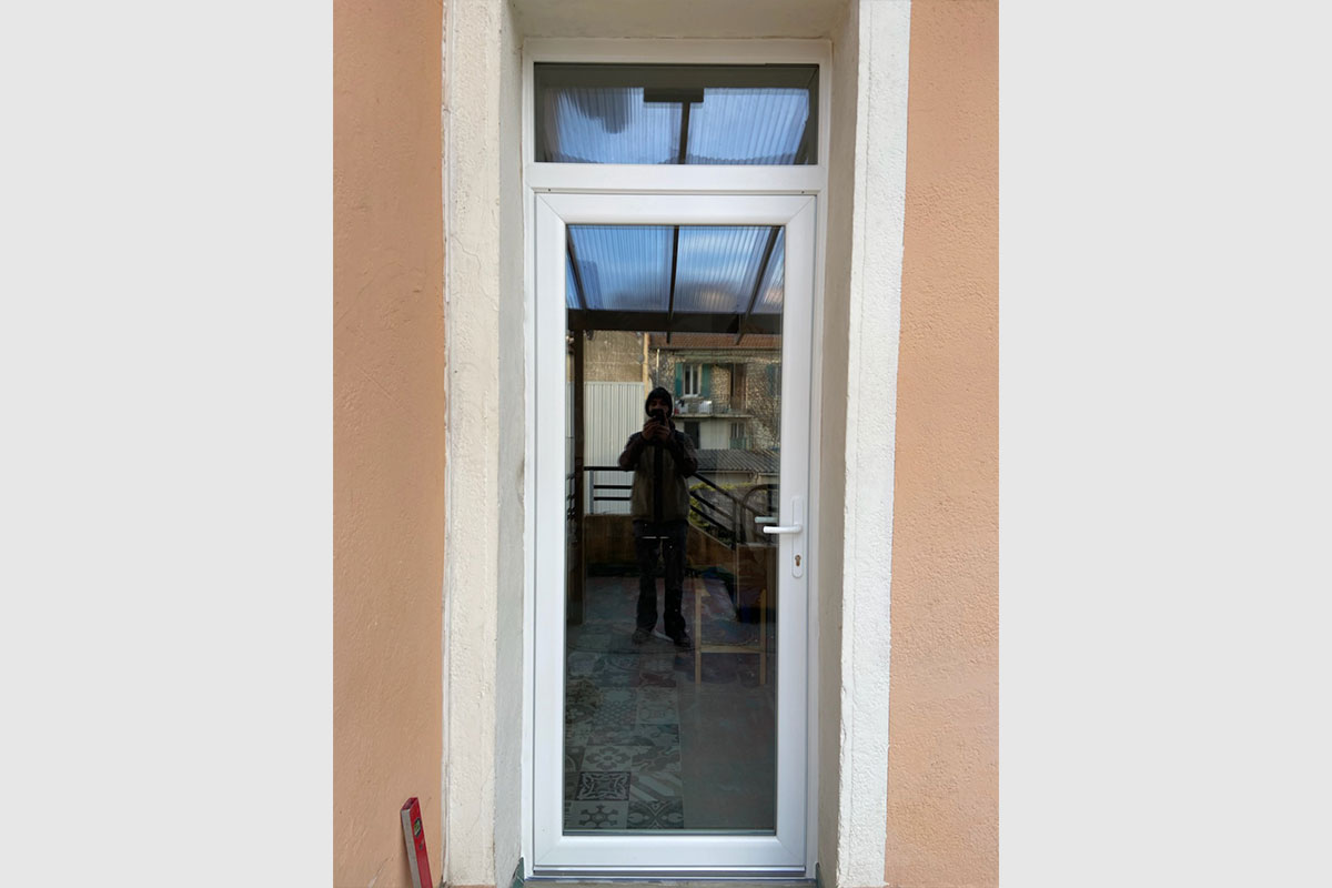 porte-fenetre-pvc-blanc-avec-imposte-fixe