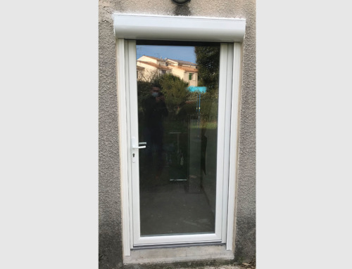 Porte-fenêtre un vantail PVC et volet roulant ALU motorisé
