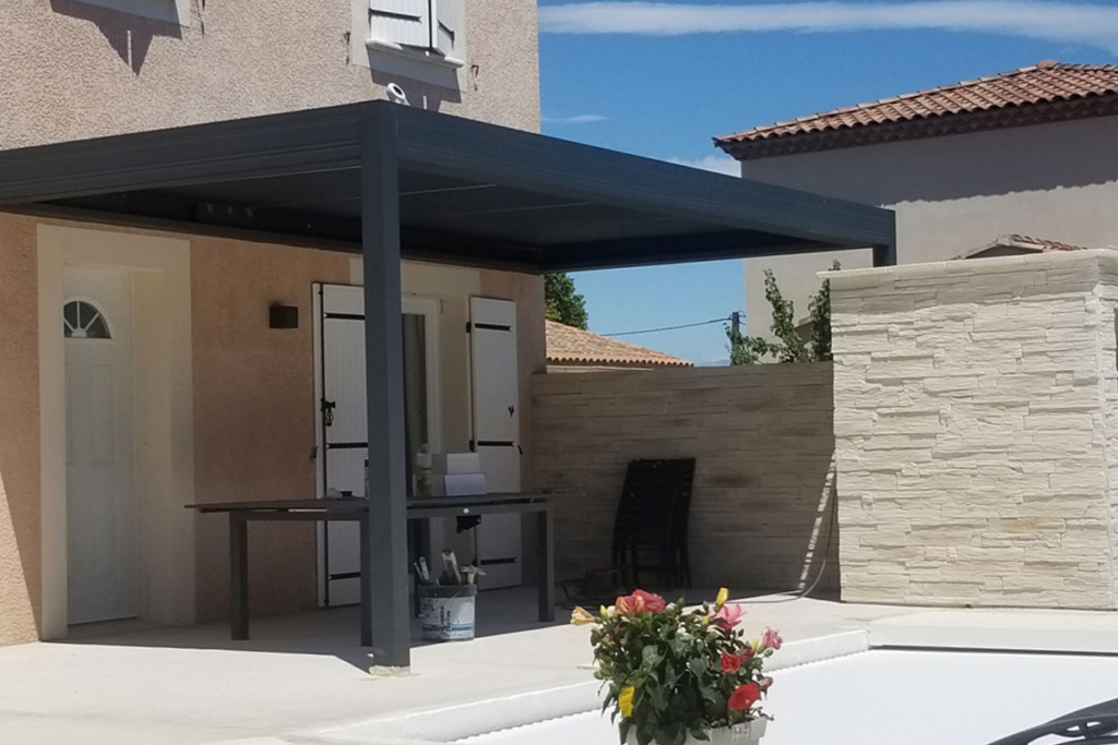 Pergola bioclimatique anthracite MATEST par GMA Fenêtres Alès