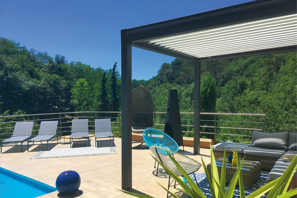 Pergola bioclimatique noire MATEST par GMA Fenêtres à Alès