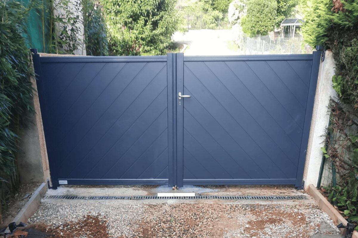 Portail aluminium battant gris anthracite