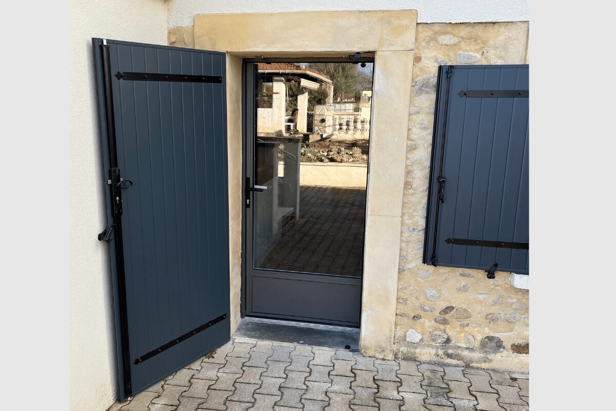 Porte-fenêtre aluminium bicolore et volet battant alu gris anthracite