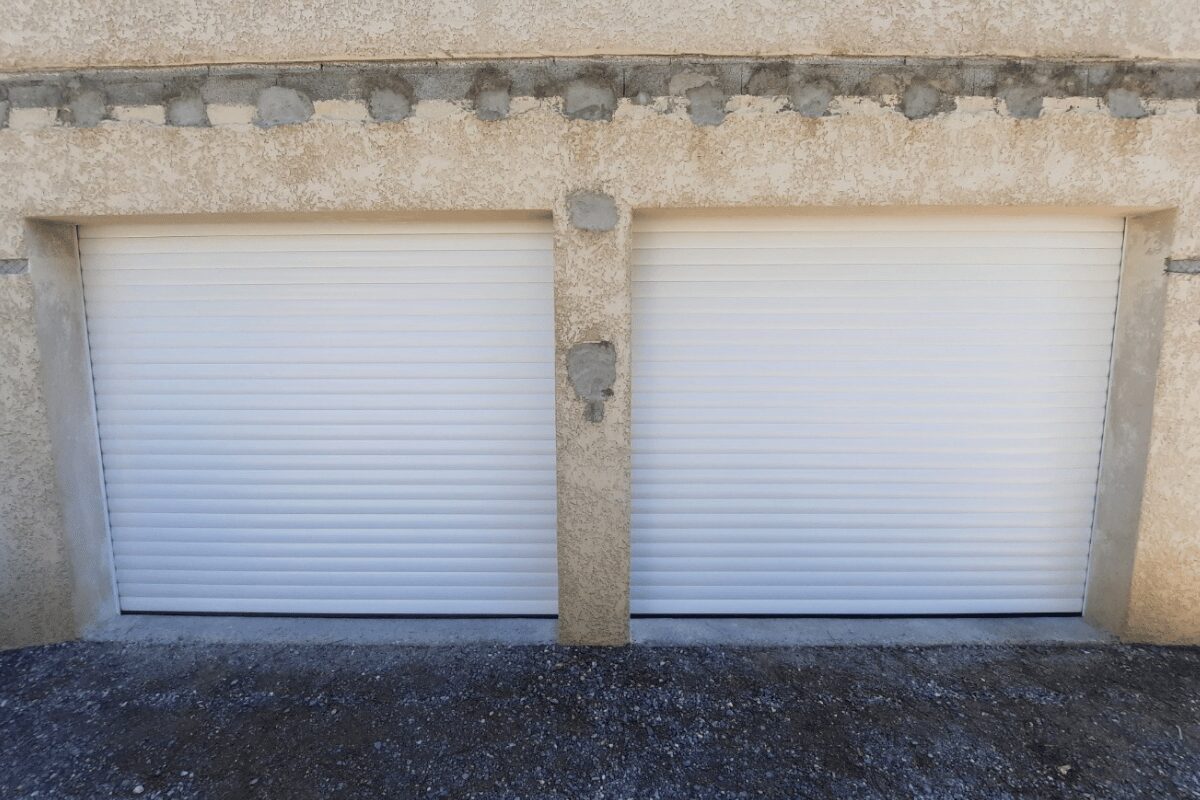 Portes de garage enroulables blanches